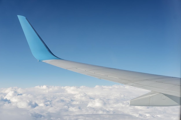 Kostenloses Foto flugzeugflügelansicht vom flugzeugfensterplatz blauer himmel und wolke