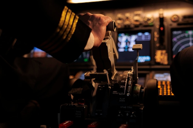 Kostenloses Foto flugzeugkapitän drosselt motor zum start und fliegt jet im cockpit, fliegendes flugzeug mit befehls- und bedienfeldtasten auf dem armaturenbrett. blick auf windschutzscheibe und radarkompass beim abheben. nahansicht.