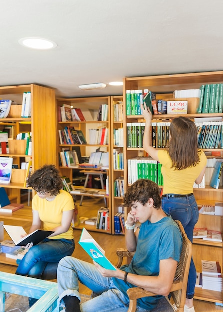 Fokussierte Jugendliche, die nahe Freund lesen