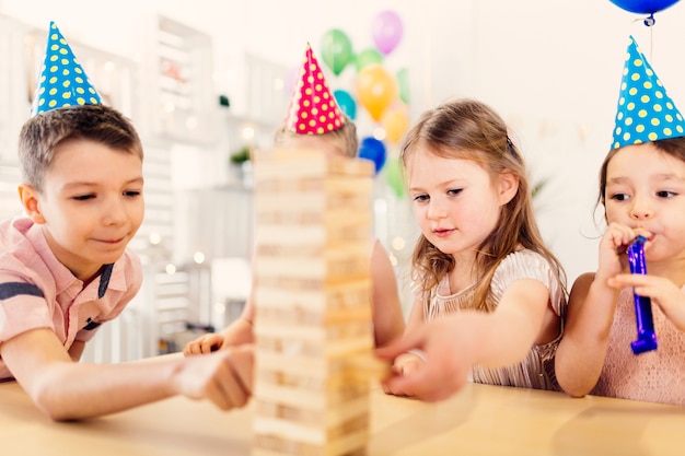 Kostenlose Foto fokussierte kinder, die spaß mit spiel haben