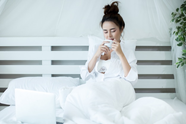 Kostenloses Foto frau auf dem bett im haus