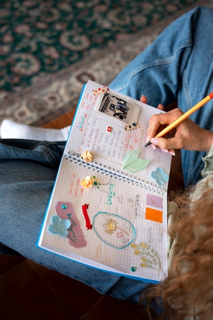 Kostenloses Foto frau aus der vogelperspektive macht kreatives journaling