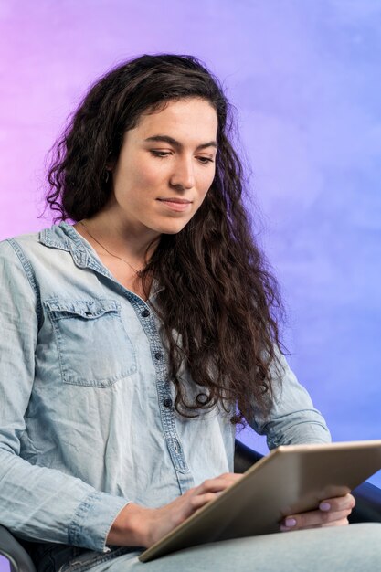 Frau, die an ihrem Laptop arbeitet