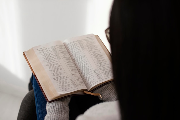 Kostenloses Foto frau, die die bibel drinnen liest