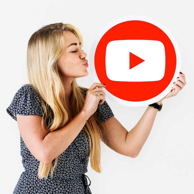 Kostenlose Foto frau, die eine youtube-ikone anhält