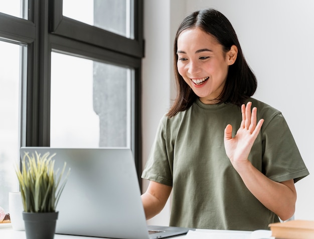 Frau, die Videoanruf auf Laptop hat