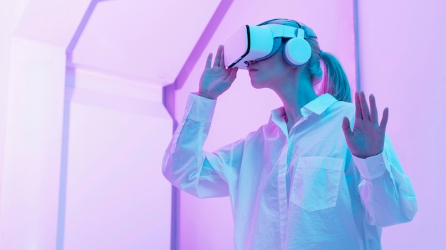 Kostenloses Foto frau, die virtual-reality-simulator trägt