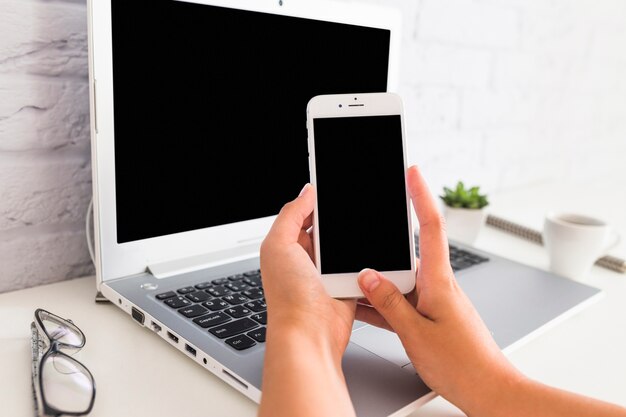 Frau, die zu Hause Foto des Laptops macht