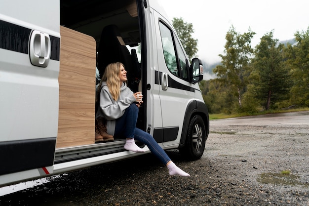 Kostenlose Foto frau entspannt in ihrem wohnmobil bei tageslicht