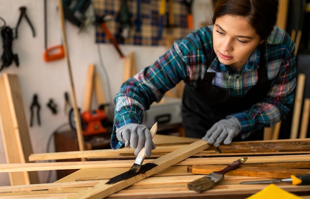 Kostenloses Foto frau in der werkstattmalerei