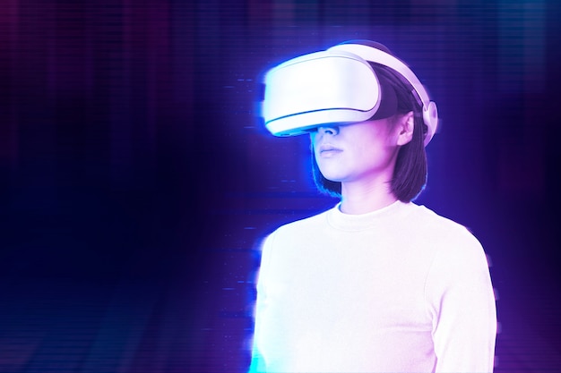 Kostenloses Foto frau in virtual reality im futuristischen stil