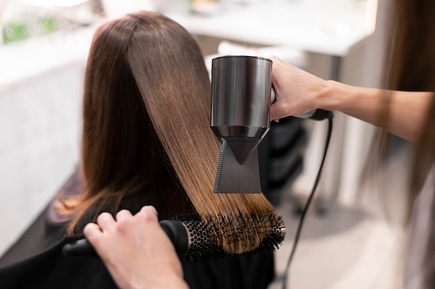 Kostenloses Foto frau lässt sich im schönheitssalon die haare machen