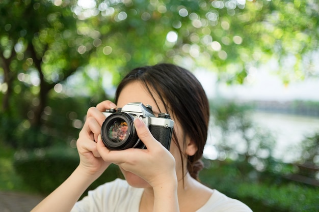 Kostenloses Foto frau mit alten vintage-kamera