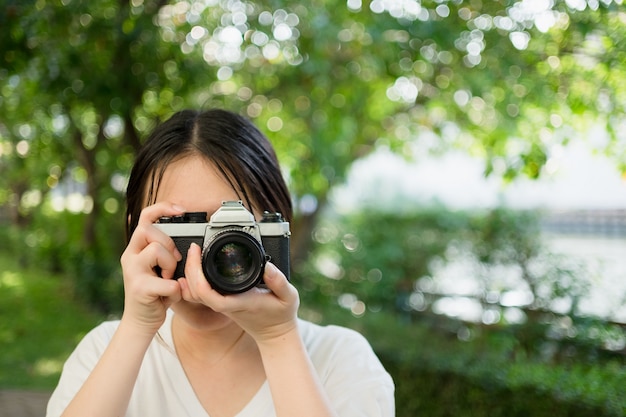 Kostenlose Foto frau mit alten vintage-kamera