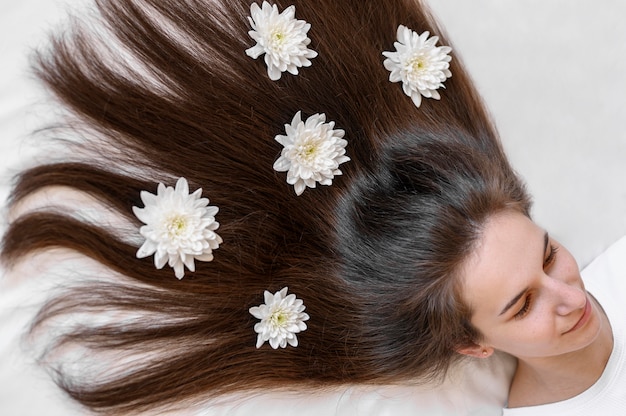 Kostenloses Foto frau mit blumen im haar