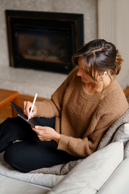 Kostenloses Foto frau mit digitaler tablet-technologie