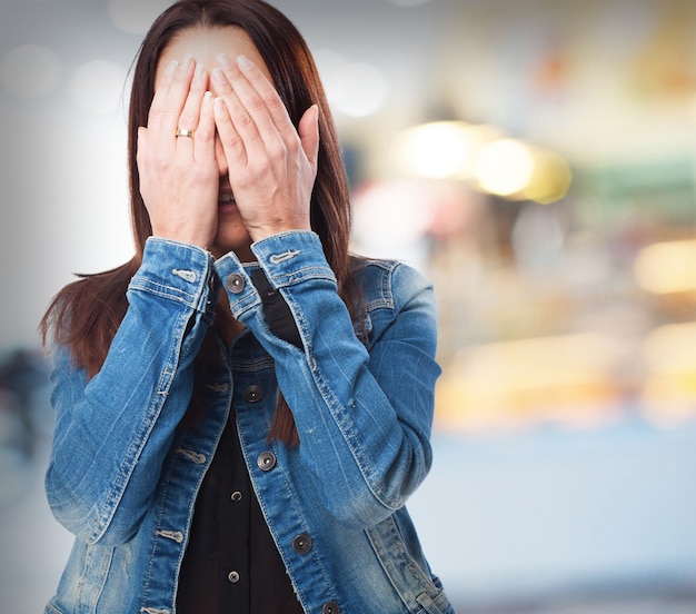 Kostenloses Foto frau mit gesicht bedeckt mit den händen