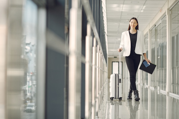 Kostenloses Foto frau mit koffer am flughafen