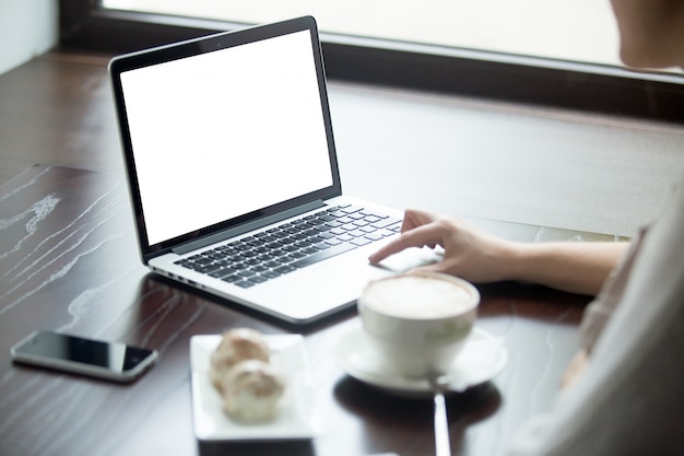 Kostenlose Foto frau mit laptop auf einem holztisch