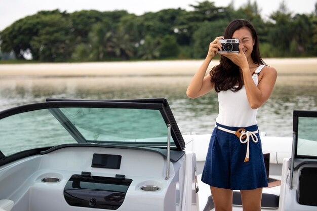 Frau mit mittlerer Aufnahme, die Fotos auf dem Boot macht