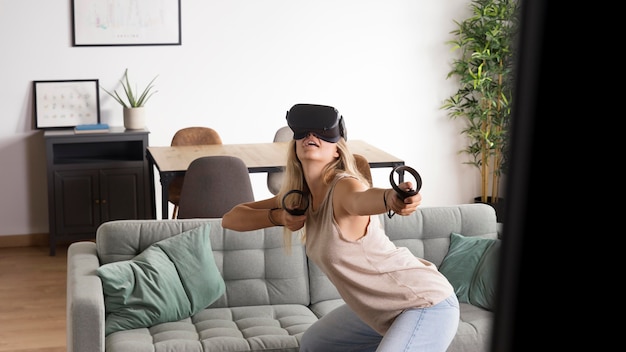 Kostenloses Foto frau mit virtual-reality-brille mittlere aufnahme