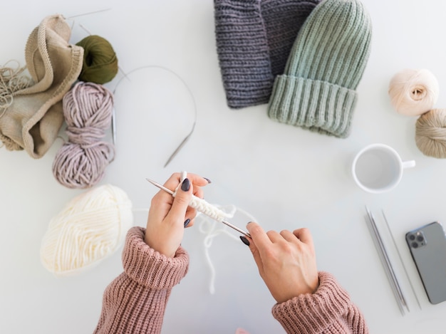 Kostenloses Foto frau zu hause stricken hautnah