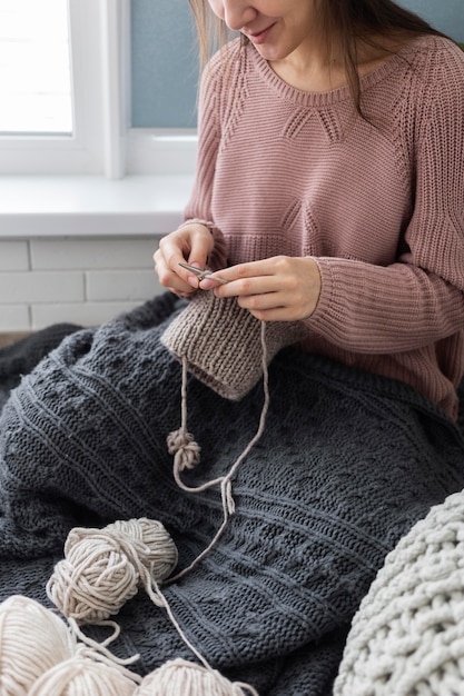 Kostenloses Foto frau zu hause stricken hautnah