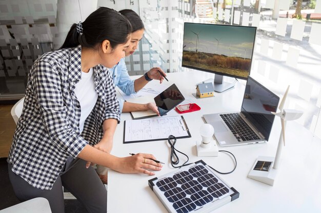 Frauen arbeiten hart für eine Innovation