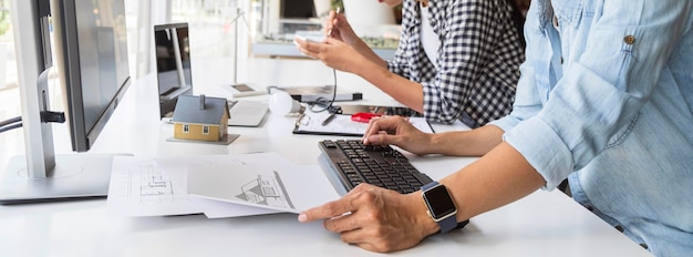 Frauen arbeiten hart für eine Innovation