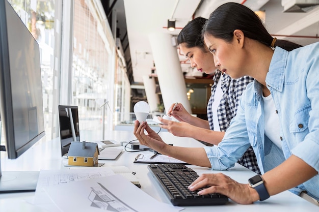 Kostenloses Foto frauen arbeiten hart zusammen für eine innovation