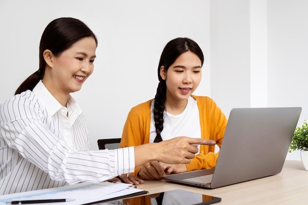 Kostenloses Foto frauen denken über neue ideen für ein arbeitsprojekt nach