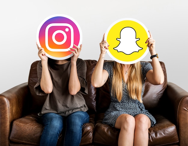 Kostenlose Foto frauen, die social media-ikonen halten