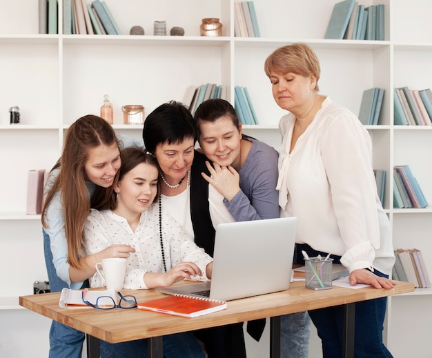 Kostenloses Foto frauen jeden alters, die einen laptop betrachten