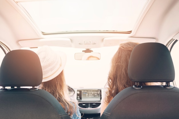 Kostenloses Foto frauen sitzen im auto