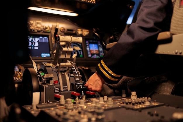 Kostenloses Foto frauenflugzeug, das armaturenbrettknöpfe im flugzeugcockpit drückt und sich auf den start mit motorhebel oder -griff vorbereitet. copilot mit steuerpultbefehl und windschutzscheiben-navigationsradar. nahansicht.