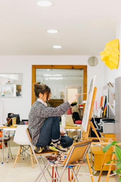 Kostenloses Foto frauenmalereiporträt im atelier