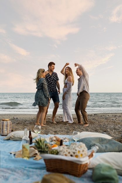 Kostenloses Foto freunde am strand tanzen während der party zusammen