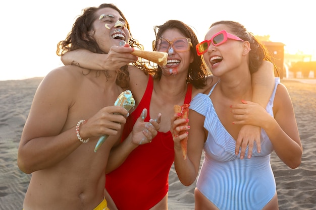 Kostenloses Foto freunde der vorderansicht, die eis essen