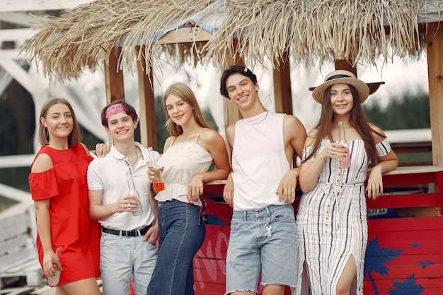 Kostenloses Foto freunde, die spaß am strand mit getränken haben