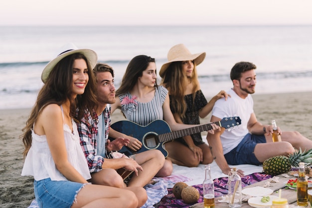 Kostenloses Foto freunde mit einer party am strand