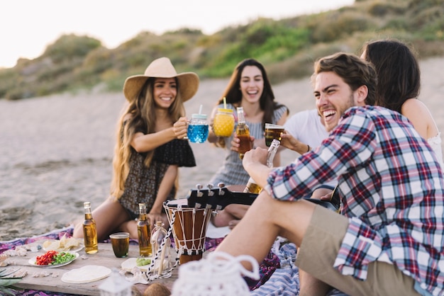 Kostenloses Foto freunde mit getränken am strand