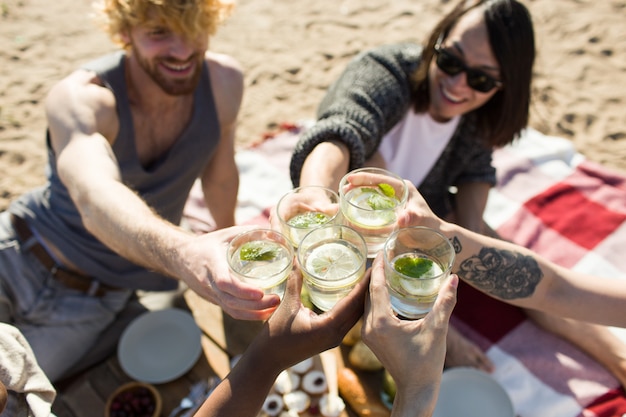 Kostenloses Foto freunde mit mojito glas