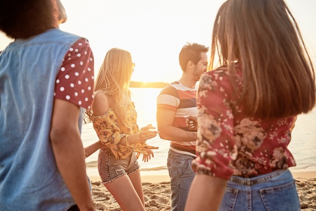 Kostenloses Foto freunde tanzen im kreis