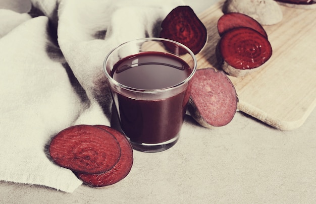 Kostenloses Foto frischer fruchtsaft und rote beete