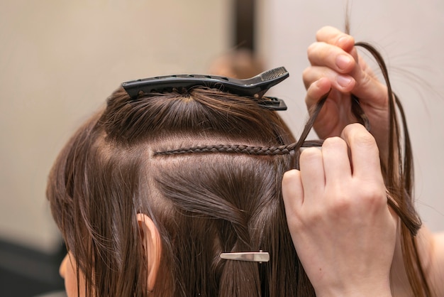 Kostenloses Foto friseur, der die haare eines kunden im salon stylt