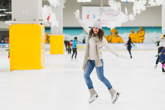 Kostenloses Foto fröhliche frau skaten auf eisbahn