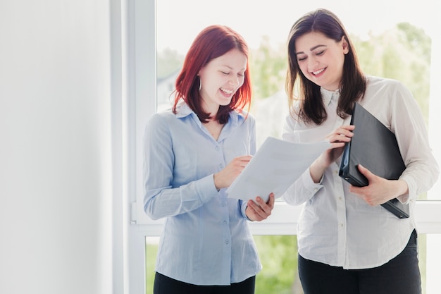 Kostenloses Foto fröhliche frauen sprechen und arbeiten