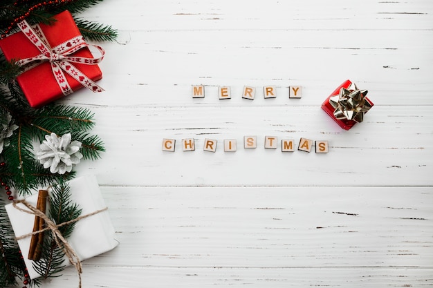 Kostenlose Foto frohe weihnachten schriftzug von holzklötzen