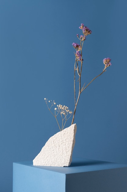 Kostenloses Foto frontansicht des blumendekors mit steinplatte