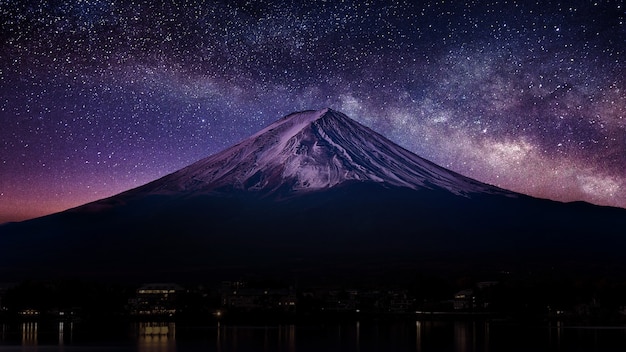 Kostenlose Foto fuji berg mit milchstraße in der nacht.